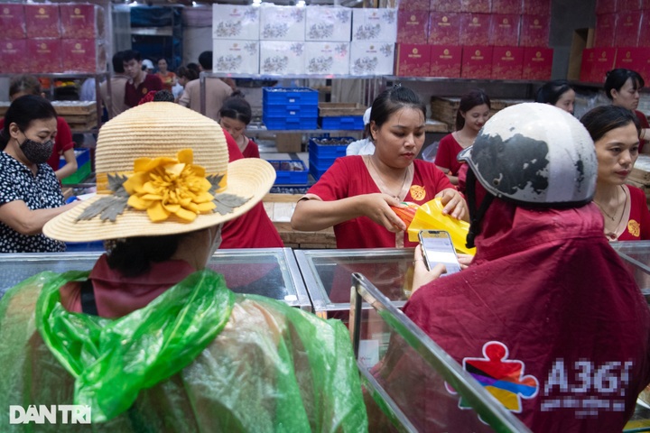 People queue hours to buy mooncakes - 4 People queue hours to buy mooncakes - 4