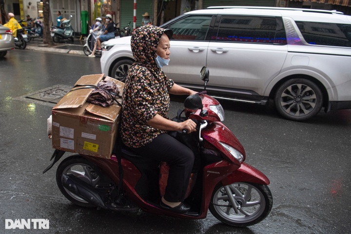 People queue hours to buy mooncakes - 6 People queue hours to buy mooncakes - 6