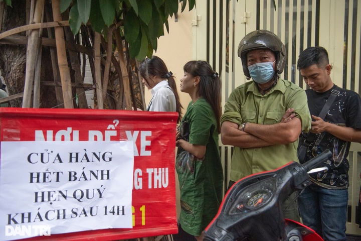 People queue hours to buy mooncakes - 7 People queue hours to buy mooncakes - 7