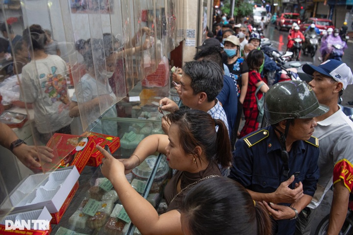 People queue hours to buy mooncakes - 1 People queue hours to buy mooncakes - 1