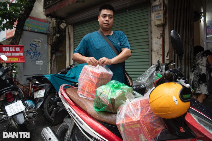 People queue hours to buy mooncakes - 5 People queue hours to buy mooncakes - 5