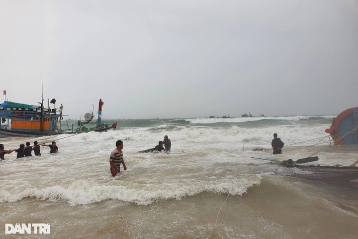 Dozens of fishing boats sunk by heavy rains in Phu Yen - 2