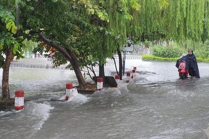 Hai Phong streets deeply flooded after heavy rains - 4 Hai Phong streets deeply flooded after heavy rains - 4