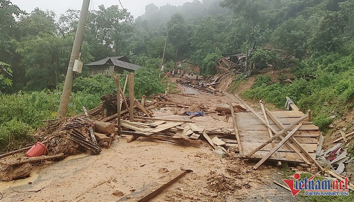 Nghe An hard hit by floods - 2
