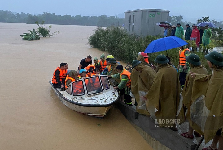 Nearly 150 people in Hoa Binh isolated by flooding rescued - 1