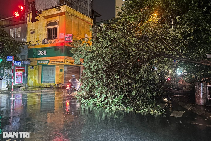 Hanoi streets submerged following heavy rain - 7 Hanoi streets submerged following heavy rain - 7