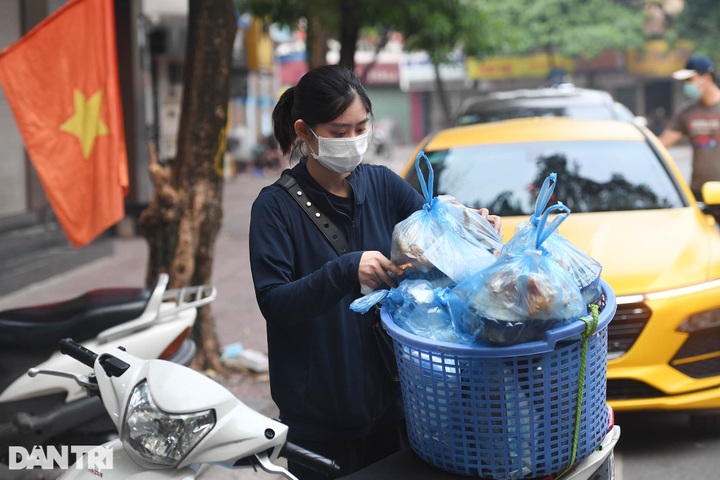 Hanoians queue for take-away noodles following eased social distancing - 7