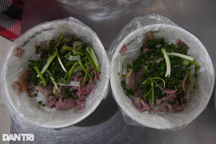 Hanoians queue for take-away noodles following eased social distancing - 6