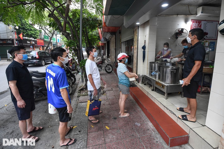 Hanoians queue for take-away noodles following eased social distancing - 3