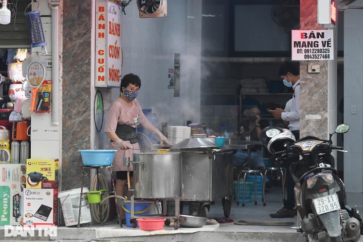Hanoians queue for take-away noodles following eased social distancing - 1