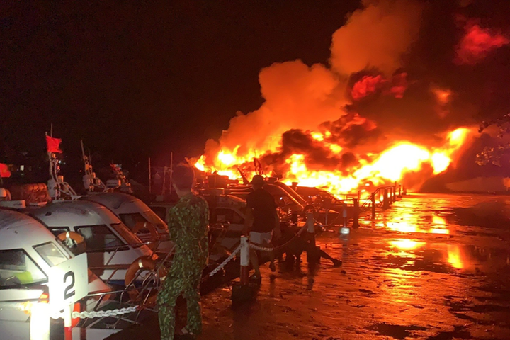 Eight tourist boats destroyed in Hoi An fire - 1 Eight tourist boats destroyed in Hoi An fire - 1