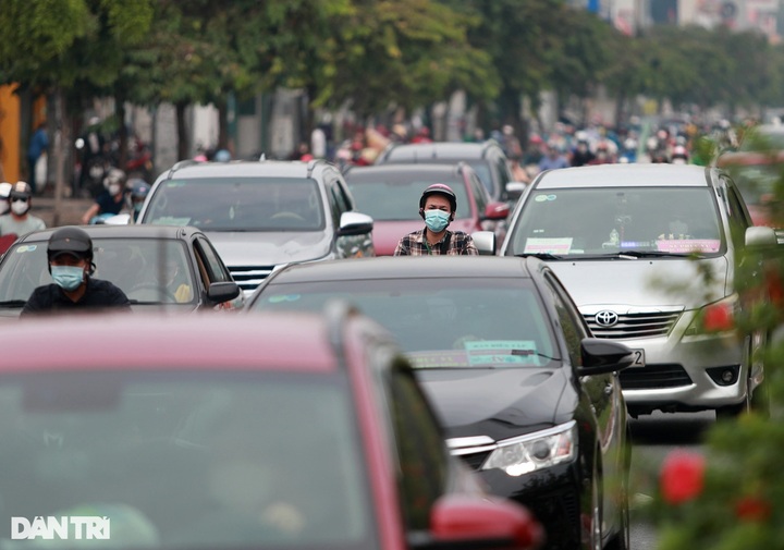 HCM City streets jammed after social distancing loosened - 7