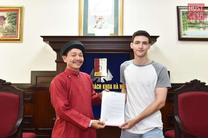 Hanoi university welcomes American student - 1