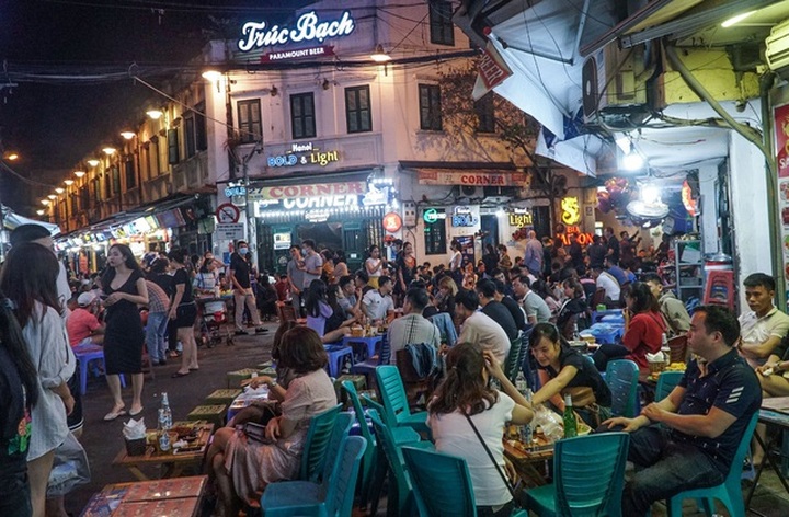 Hanoi Old Quarter crowded again after Covid-19 - 4
