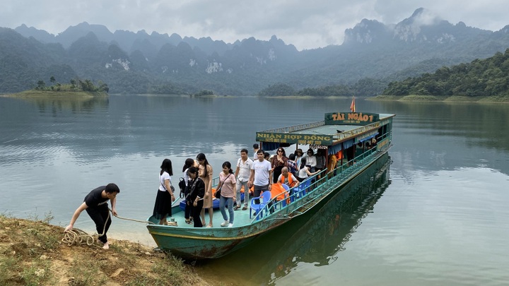 Tuyen Quang's Na Hang Reservoir offers stunning landscapes - 4