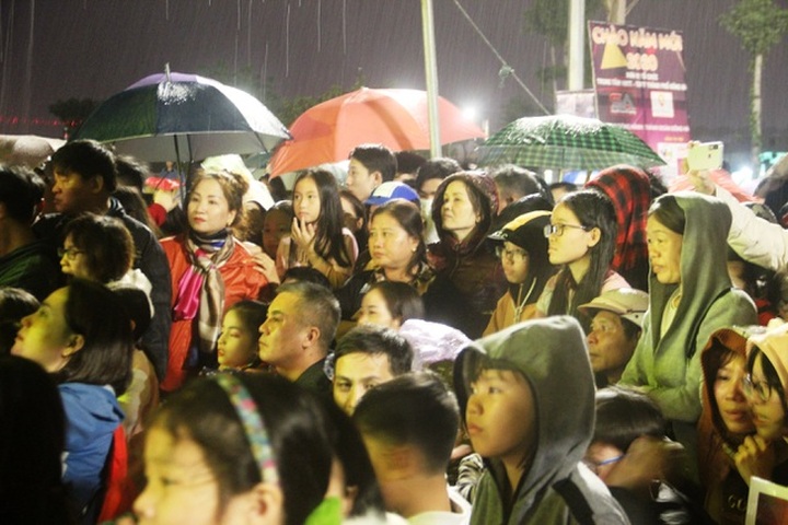 Thousands fill the streets to welcome New Year - 11 Thousands fill the streets to welcome New Year - 11