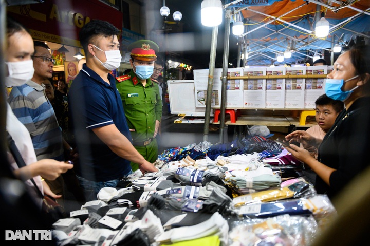 Luxury counterfeits seized from Hanoi night markets - 5