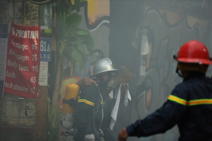 Fire breaks out at Hanoi Old Quarter hotel - 4 Fire breaks out at Hanoi Old Quarter hotel - 4