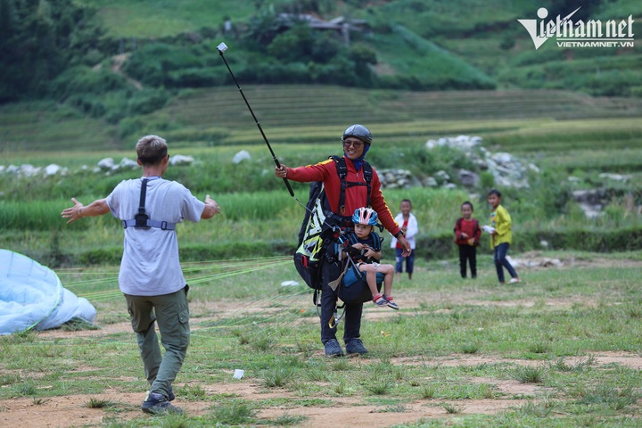 Four-year-old enjoys spectacular paraglide over terraced fields - 4