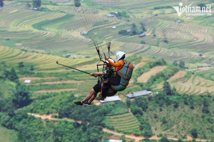 Four-year-old enjoys spectacular paraglide over terraced fields - 8