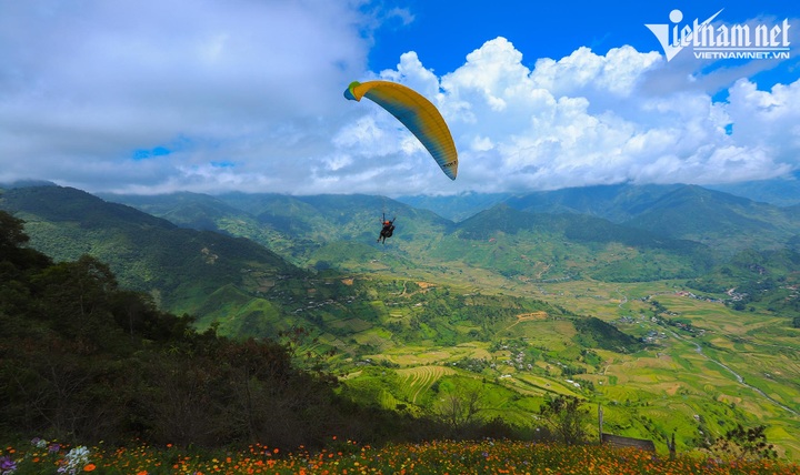 Four-year-old enjoys spectacular paraglide over terraced fields - 9