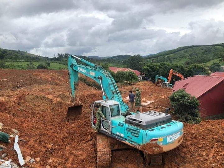 Six family members die in landslide in Quang Tri - 2