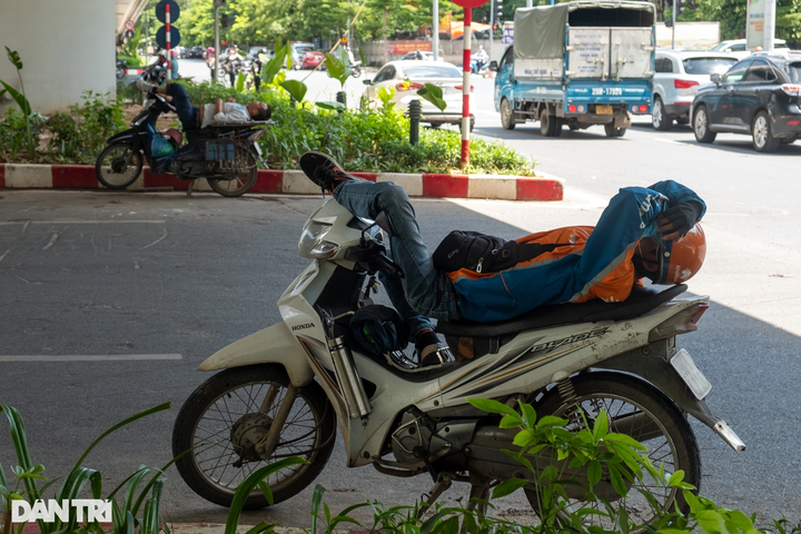 Hanoians struggling with blazing heat - 8 Hanoians struggling with blazing heat - 8