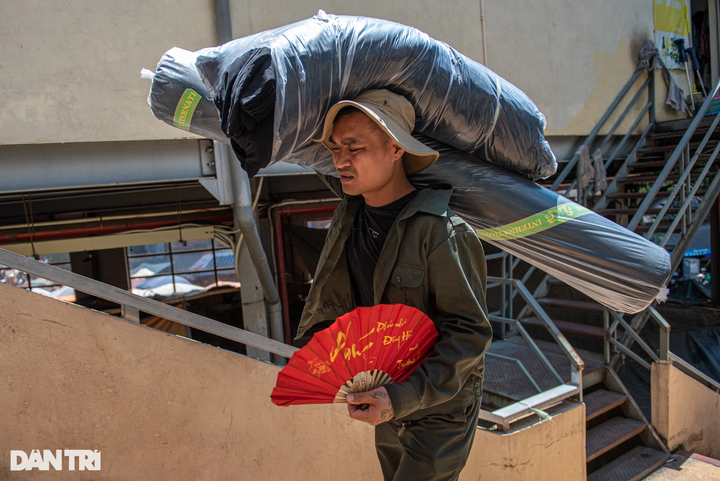 Hanoians struggling with blazing heat - 10 Hanoians struggling with blazing heat - 10