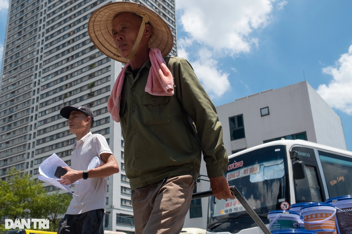 Hanoians struggling with blazing heat - 11 Hanoians struggling with blazing heat - 11