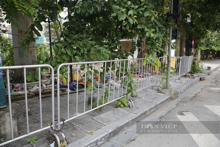Hanoi pavements barriered off to traffic and vendors - 5 Hanoi pavements barriered off to traffic and vendors - 5