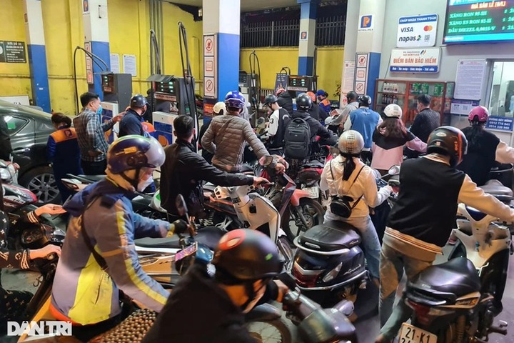 Hanoians rush to buy petrol due to impending price rise - 6