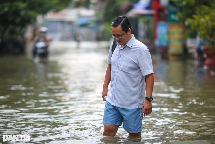High tides continues disrupting HCM City - 8 High tides continues disrupting HCM City - 8