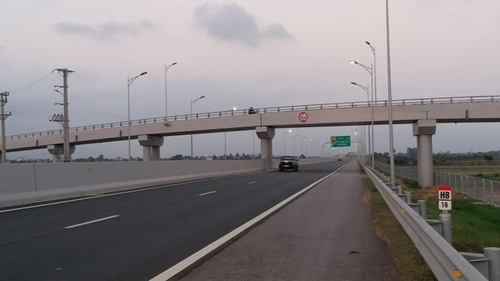 Cars hit by stones on Ha Long-Hai Phong Expressway - 1