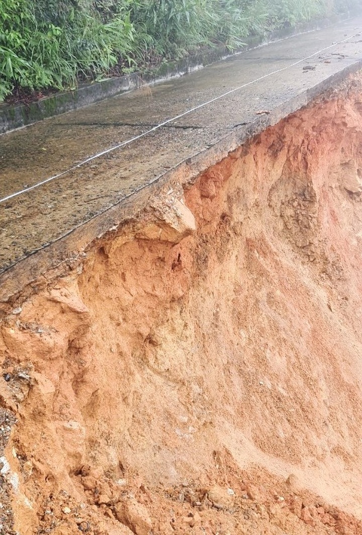 Bach Ma Mountain isolated by landslides - 3