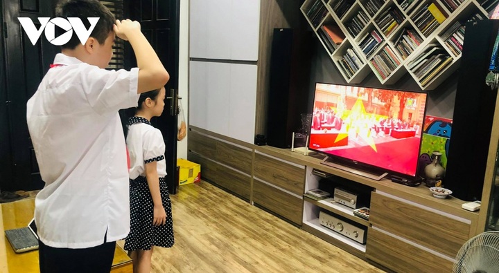 Vietnamese students begin new school year in person, online - 2