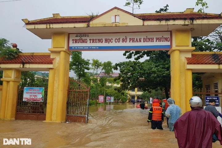 Flood-stricken school evacuates hundreds of students - 2