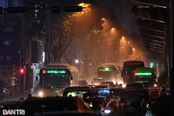 Hanoi streets seriously flooded following heavy rains - 3