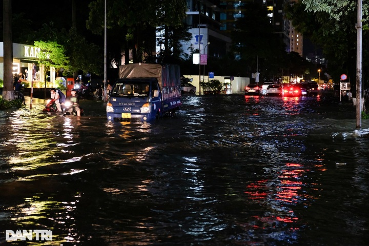 Hanoi streets seriously flooded following heavy rains - 8