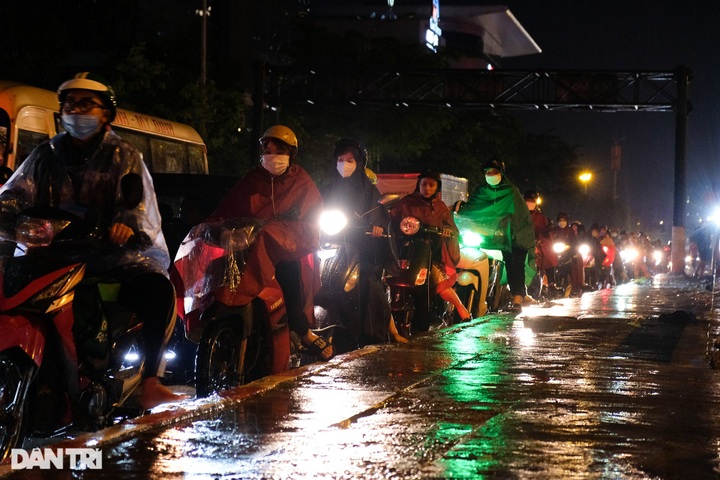 Hanoi streets seriously flooded following heavy rains - 9