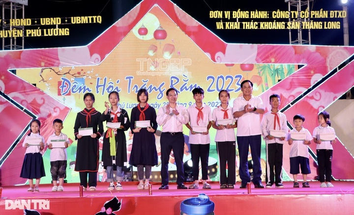 Dantri presents mooncakes to disadvantaged Thai Nguyen children - 1 Dantri presents mooncakes to disadvantaged Thai Nguyen children - 1