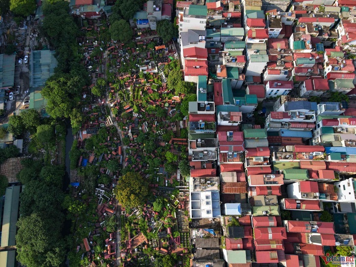 Many Hanoi residential areas located by cemeteries - 2