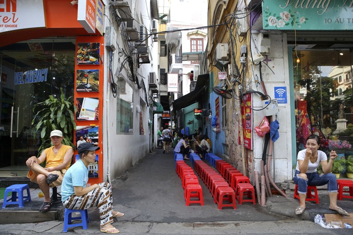 Bustling life in Hanoi alleyways - 1