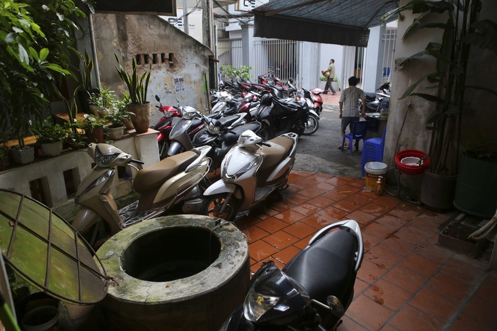 Bustling life in Hanoi alleyways - 7