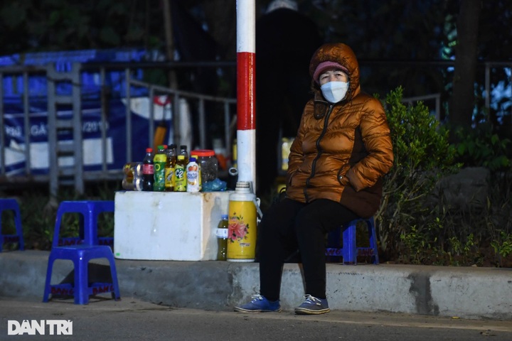 Hanoians fight off freezing temperature - 1