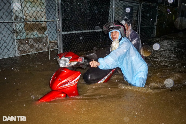 Danang residents evacuated through the night to avoid flooding - 3