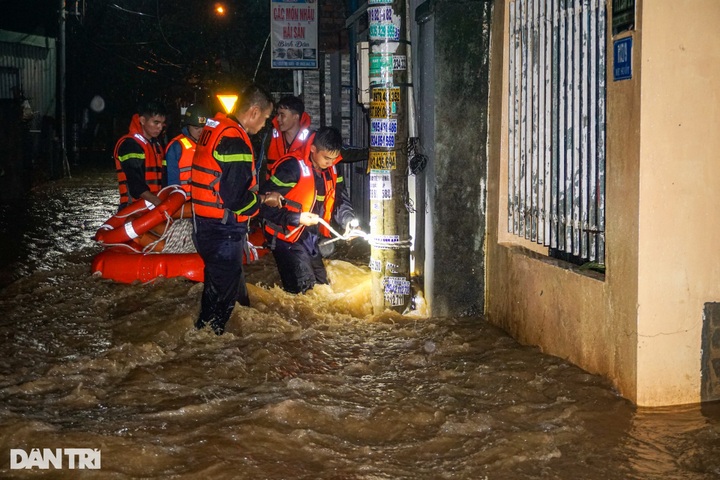 Danang residents evacuated through the night to avoid flooding - 6