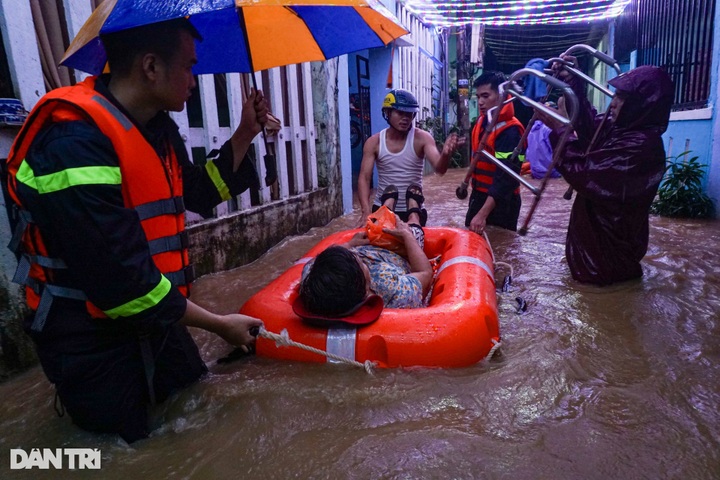 Danang residents evacuated through the night to avoid flooding - 5
