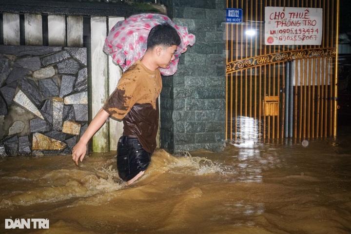 Danang residents evacuated through the night to avoid flooding - 4