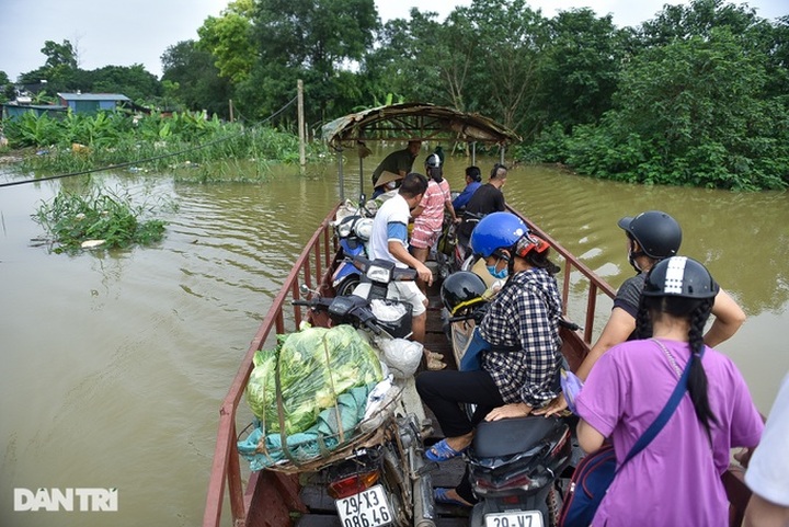 Hanoians struggling with severe flooding - 5