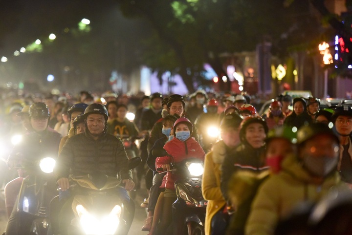 Hanoi streets congested on Christmas Eve - 2